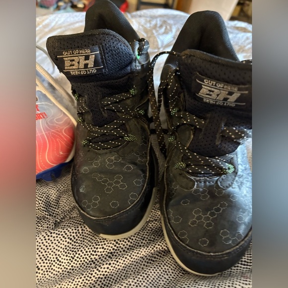 Pre-Loved Kids under Armor 
3.5 Y &  2.5 Y
2pair Colorful Cleats - Picture 7 of 12